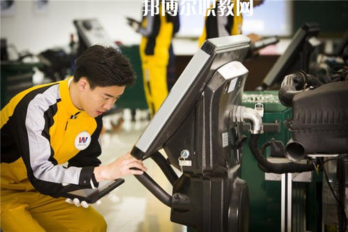 如今，汽修行業(yè)成為了當(dāng)下最熱門的行業(yè)，這已經(jīng)是一個不爭的事實了，很多汽修企業(yè)都需要經(jīng)驗豐富的優(yōu)秀人才，汽修人才缺口很大，這使很多學(xué)生都想報考汽修學(xué)校，近日就有同學(xué)咨詢小編關(guān)于成都設(shè)有汽修學(xué)校的公辦大專學(xué)校?成都有很多公辦大專學(xué)校都開設(shè)了汽修類相關(guān)專業(yè)，在這里小編就給大家簡單介紹一下。  成都紡織高等?？茖W(xué)校辦學(xué)性質(zhì)：公辦大學(xué)  成都紡織高等專科學(xué)校簡介 成都紡織高等?？茖W(xué)校是四川省政府舉辦的全日制普通高等學(xué)校，直屬四川省教育廳，是中國西南地區(qū)唯一獨(dú)立建制的紡織類高等學(xué)校，國家骨干高等職業(yè)院校建設(shè)單位、四川省首批示范性高等職業(yè)院校建設(shè)單位。  學(xué)校地處四川省成都市犀浦鎮(zhèn)，校園面積616畝，原成都市世界樂園已改建成為學(xué)校北苑校區(qū)。學(xué)校環(huán)境優(yōu)美，交通便利，設(shè)施優(yōu)良，成灌高鐵、成都地鐵2號線可達(dá)學(xué)校。  成都紡織高等?？茖W(xué)校歷史沿革 學(xué)校前身為創(chuàng)立于1939年的國立中央技藝?？茖W(xué)校，秉承“服務(wù)紡織、服務(wù)社會、服務(wù)學(xué)生、服務(wù)人民”的辦學(xué)理念和培養(yǎng)具有“工程師之素養(yǎng)、技工之身手”的育人傳統(tǒng)，艱苦奮斗，薪火相傳，形成了“敬業(yè)奉獻(xiàn)、民主和諧、自強(qiáng)不息、追求卓越”的學(xué)校精神、“德修于正、學(xué)究于行”的校訓(xùn)、“團(tuán)結(jié)、勤奮、求實、創(chuàng)新”的校風(fēng)、“范、勤、嚴(yán)、愛”的教風(fēng)、“好學(xué)、善問、勤思、篤行”的學(xué)風(fēng)。  改革開放以來，學(xué)校緊緊抓住我國經(jīng)濟(jì)社會和高等教育快速發(fā)展的歷史機(jī)遇，深化改革、銳意進(jìn)取、科學(xué)發(fā)展，辦學(xué)條件不斷改善，辦學(xué)水平顯著提高，為區(qū)域經(jīng)濟(jì)社會發(fā)展和我國紡織產(chǎn)業(yè)的發(fā)展做出了應(yīng)有貢獻(xiàn)。  成都紡織高等?？茖W(xué)校汽車檢測與維修技術(shù)專業(yè) 培養(yǎng)目標(biāo)：本專業(yè)培養(yǎng)適應(yīng)社會主義市場經(jīng)濟(jì)發(fā)展需要的、具有良好專業(yè)素質(zhì)和職業(yè)技能的從事汽車檢測、維修及相關(guān)工作的高素質(zhì)、高技能工程應(yīng)用型人才。  主要課程：工程制圖、機(jī)械基礎(chǔ)、液壓氣動技術(shù)、發(fā)動機(jī)與汽車?yán)碚?、電工與電子技術(shù)基礎(chǔ)、汽車發(fā)動機(jī)構(gòu)造與維修、汽車底盤構(gòu)造與維修、汽車故障診斷與維修、汽車電氣設(shè)備構(gòu)造與維修、汽車專項高級技能與訓(xùn)練。  專業(yè)師資：教授2人、副教授5人、講師10人、工程師3人、技師3人。  教學(xué)成果：參加四川省汽車維修與故障診斷技能大賽二等獎;發(fā)表科研論文12篇。  就業(yè)情況：畢業(yè)生主要面向汽車維修及其它汽車服務(wù)業(yè)從事汽車檢測、維修及相關(guān)技術(shù)服務(wù)工作。  就業(yè)率近5年保持在95%以上，畢業(yè)后半年平均收入3094元/月、專業(yè)相關(guān)度71%。  上面關(guān)于成都設(shè)有汽修學(xué)校的公辦大專學(xué)校，小編簡單的介紹了，公辦學(xué)校的優(yōu)勢在于，在收費(fèi)和政府支持上有一定的優(yōu)勢，無論你上的是公辦學(xué)校還是民辦學(xué)校，同學(xué)們都要記住，重要的不是你上的是什么學(xué)校，而是你真正能在學(xué)校學(xué)到些什么東西，這才是最重要的事情。