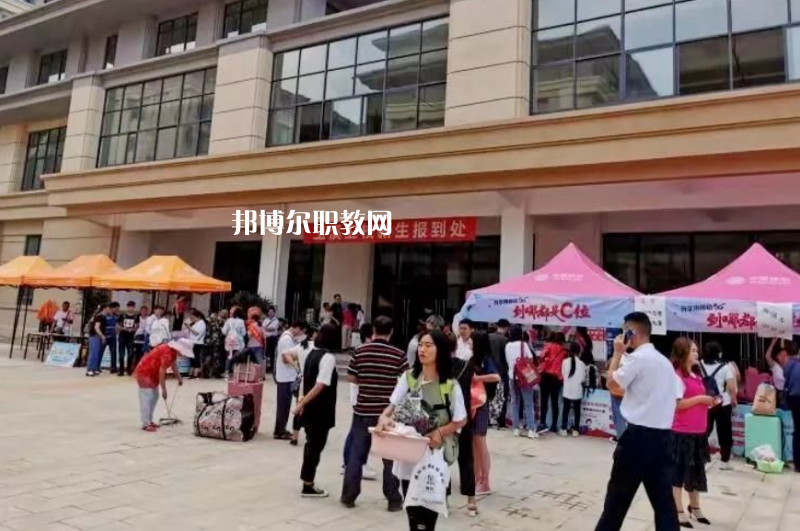 云南玉溪衛(wèi)生學校2021年報名條件、招生要求、招生對象