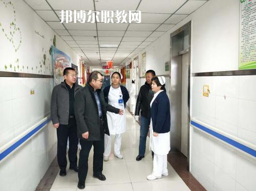 新疆石河子衛(wèi)生學(xué)校2021年招生錄取分數(shù)線?我們讀書的同學(xué)就知道分數(shù)是很重要的，同學(xué)們自己在找學(xué)校的時候就知道，同學(xué)們?nèi)タ磳W(xué)校學(xué)校首先問的就是同學(xué)們自己的分數(shù)，小編就來給同學(xué)們整理一下，讓同學(xué)們有參考的。  新疆石河子衛(wèi)生學(xué)校2021年招生錄取分數(shù)線 1.121團一中380  2.142團一中380  3.143團一中380  4.148團一中381  新疆石河子衛(wèi)生學(xué)校簡介 石河子衛(wèi)生學(xué)校地處祖國西北邊陲，位于新疆維吾爾自治區(qū)天山北麓的“戈壁明珠”石河子市，在市中心西小路151號，學(xué)校地理位置優(yōu)越，環(huán)境優(yōu)美，是教書育人的理想境地。1985年學(xué)校率先在全國倡導(dǎo)規(guī)范化護士教育，并制定了一整套管理制度。  學(xué)校老師撰寫的《整體化護理教學(xué)》已由新疆科技衛(wèi)生出版社發(fā)行，并在全疆護理教師培訓(xùn)中當(dāng)教材使用。掛牌之后，學(xué)校將把護理示范專業(yè)辦成技能型緊缺人才的培養(yǎng)培訓(xùn)基地，更好地為全疆各族人民服好務(wù)。  據(jù)了解，建校四十五年來，這個學(xué)校為自治區(qū)培養(yǎng)了10328名護理人才，其中少數(shù)民族學(xué)生占30%，為全疆農(nóng)牧區(qū)培養(yǎng)了一大批扎根基層、留得住、用得上的當(dāng)?shù)厣贁?shù)民族護理人才。  學(xué)校始建于1958年，占地面積40127平方米，建筑面積30067平方米，實驗室面積1600平方米。設(shè)有護理、解剖、生理、生化、藥理、化學(xué)、微生物、計算機、遠程、電教中心等11個實驗室。學(xué)校開設(shè)有護理、英語護理、社區(qū)護理、醫(yī)學(xué)檢驗、助產(chǎn)、藥劑等6個專業(yè)，現(xiàn)有在校生2672人。有漢、維吾爾、哈薩克、回、蒙古、滿、錫泊、烏孜別克、俄羅斯、塔吉克、克爾克孜等多種民族，其中少數(shù)民族的學(xué)生占全校在校學(xué)生總數(shù)的28%。學(xué)?，F(xiàn)有在編教職工89人，專任教師45人，本科學(xué)歷占90.6%，雙師型”教師占42%。  同學(xué)們可以看看參考一下自己的分數(shù)是在那個階段的，如果是高于這個分數(shù)的話，同學(xué)們就可以報讀的哦，如果分數(shù)是低于這個分數(shù)的話，同學(xué)們自己就不要報讀了哦，所以，提前看看分數(shù)也是可以的哦，不過不要忘了就是現(xiàn)階段最重要的還是復(fù)習(xí)的哦。