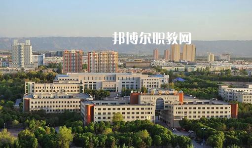 新疆石河子衛(wèi)生學(xué)校2021年有哪些專(zhuān)業(yè)?我們知道同學(xué)們?cè)谶x擇專(zhuān)業(yè)的時(shí)候?qū)嶋H上專(zhuān)業(yè)比學(xué)校更重要，對(duì)于同學(xué)們來(lái)說(shuō)在選擇專(zhuān)業(yè)的時(shí)候是需要慎重的。  新疆石河子衛(wèi)生學(xué)校專(zhuān)業(yè)設(shè)置 學(xué)校設(shè)有：護(hù)理學(xué)、藥劑學(xué)、檢驗(yàn)學(xué)三大專(zhuān)業(yè)。其中護(hù)理學(xué)：有中專(zhuān)和大專(zhuān)兩種，大專(zhuān)為石河子大學(xué)在該校委培專(zhuān)業(yè)，頒發(fā)石河子大學(xué)的畢業(yè)證書(shū)。  新疆石河子衛(wèi)生學(xué)校學(xué)校優(yōu)勢(shì) 學(xué)校地址位于石河子市中心位置，旁邊為石河子市人民醫(yī)院(農(nóng)八師石河子市人民醫(yī)院)也是石河子的120急救中心。步行至石河子市游憩廣場(chǎng)只需要10分鐘，學(xué)校地理位置屬于石河子市市中心。交通發(fā)達(dá)。  學(xué)習(xí)優(yōu)勢(shì)：每門(mén)課程都有專(zhuān)業(yè)的老師帶教，在每個(gè)假期，都將組織學(xué)生參與臨床見(jiàn)習(xí)，增加學(xué)生的臨床經(jīng)驗(yàn)。  其他優(yōu)勢(shì)：每一位在校生，都可以申請(qǐng)國(guó)家貧困助學(xué)金，國(guó)家撥款，每人每年1500元，均發(fā)至學(xué)生手上，解決了學(xué)生的基本溫飽問(wèn)題，為貧困學(xué)生創(chuàng)造了學(xué)習(xí)條件。  另：南疆三地州學(xué)生、農(nóng)村籍學(xué)生、貧困生(非城市、城鎮(zhèn)戶(hù)口)可以申請(qǐng)減免學(xué)費(fèi)，每人每年減免2000元，即只需繳納400元，即可上學(xué)，完成貧困學(xué)生學(xué)習(xí)的心愿。學(xué)生可以使用半價(jià)火車(chē)票往返，每年4次。  新疆石河子衛(wèi)生學(xué)校學(xué)校榮譽(yù) 學(xué)校以治校嚴(yán)謹(jǐn)，講求質(zhì)量，辦學(xué)成績(jī)斐然而著稱(chēng)。多年來(lái)被石河子市評(píng)為“精神文明先進(jìn)單位”、“民族團(tuán)結(jié)先進(jìn)單位”、“衛(wèi)生綠化先進(jìn)單位”、“綜合治理先進(jìn)單位”、“招生先進(jìn)集體”，“德育教育先進(jìn)學(xué)校”。 2000年通過(guò)兵團(tuán)《中等醫(yī)學(xué)主要專(zhuān)業(yè)設(shè)置》評(píng)估;2003年通過(guò)兵團(tuán)《中等職業(yè)學(xué)校合格評(píng)估》;2002年被國(guó)家教育部首批確定為“全國(guó)護(hù)理專(zhuān)業(yè)示范點(diǎn)學(xué)校”;2003年教育部評(píng)估為“全國(guó)重點(diǎn)中等職業(yè)學(xué)校”;2004年教育部確定為全國(guó)“護(hù)理專(zhuān)業(yè)領(lǐng)域技能型人才培養(yǎng)培訓(xùn)基地”，同時(shí)，被國(guó)家教育部列為“全國(guó)衛(wèi)生職業(yè)教學(xué)模式研究課題組學(xué)校”、“面向二十一世紀(jì)全國(guó)衛(wèi)生職業(yè)學(xué)校系列教改教材編輯委員會(huì)”學(xué)校. 2005年4月，參加“全國(guó)護(hù)理教學(xué)改革成果展示賽”榮獲團(tuán)體“二等獎(jiǎng)”和“組織獎(jiǎng)”。2005年12月被教育教育部評(píng)為“全國(guó)護(hù)理教學(xué)改革先進(jìn)學(xué)校”。  小編為同學(xué)們整理好了學(xué)校的招生專(zhuān)業(yè)，同學(xué)們可以仔細(xì)的看看，對(duì)于同學(xué)們自己來(lái)說(shuō)選擇一個(gè)適合自己的專(zhuān)業(yè)是非常重要的事情的哦，這樣才能保證后期的就業(yè)的哦。