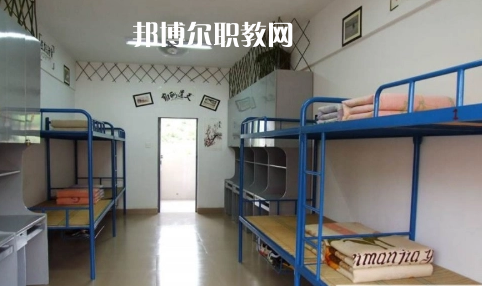 貴定縣技工學(xué)校報名條件、招生要求、招生對象是什么要求呢?每一個學(xué)校在招收學(xué)生的時候都是會有自己的要求的，同學(xué)們在找學(xué)校的時候也特別的擔心自己能不能符合到學(xué)校，小編就遇到很多這樣的學(xué)生來問，為了幫助同學(xué)們了解，小編就來整理一下學(xué)校這方面的要求。  貴定縣技工學(xué)校招生對象和條件 具有本縣戶籍井且參加當年中招考試，品德合格、身體健康，自愿報名的應(yīng)屆初中畢業(yè)生     貴定縣技工學(xué)校錄取方式 根據(jù)當年高中錄取分數(shù)線下浮50分以內(nèi)，錄滿名額為止。  貴定縣技工學(xué)校就讀形式 第一學(xué)年在貴定職校就讀，開設(shè)普通高中一年級課程，適當增加職業(yè)技能基礎(chǔ)課。一年后通過參加由貴定一中統(tǒng)一組織的選拔考試，按比例分流到貴定一中就讀。也可根據(jù)自己的意向選擇我校專業(yè)就讀，走技能成才之路，通過備考后報讀高職院校。  貴定縣技工學(xué)校校企合作 為貫徹落實好國家關(guān)于加強東西部扶貧協(xié)作的要求，進一步加強職業(yè)教育東西協(xié)作，發(fā)揮職業(yè)教育助推脫貧攻堅的重要作用。5月7日，副縣長荊茂團、政府辦副主任韋凱倫、扶貧辦副主任蔡健一行，來到貴定職校開展關(guān)于廣州市南沙區(qū)“美的集團”專項結(jié)對幫扶調(diào)研會議，貴定縣人力資源和社會保障局副局長、黨組副書記、貴定職校校長周傳德同志、副校長羅連慧等參加了會議。  會上，荊茂團副縣長首先指出：要貫徹好國家“東西協(xié)作”的要求，落實好東部地區(qū)幫助西部地區(qū)盡快實現(xiàn)全面脫貧的工作，他強調(diào)，在職業(yè)教育上解決學(xué)生就業(yè)問題是關(guān)鍵。他還向貴定職校校長周傳德同志提出希望：希望貴定職校能輸送專業(yè)性強的學(xué)生到廣州市南沙區(qū)“美的集團”工作，解決學(xué)生就業(yè)難的問題。隨后，周校長向荊副縣長匯報了我校當前面臨的**困難是缺乏專業(yè)教師和教學(xué)設(shè)施設(shè)備，希望廣州方面能夠給予幫助。  荊副縣長立即表示：廣州市南沙區(qū)“美的集團”會派相關(guān)的專業(yè)人員到貴定職校進行培訓(xùn)和指導(dǎo)，并希望我校派出相關(guān)專業(yè)教師到美的集團進行交流學(xué)習，目的是加快校企合作的廣度與深度，促進教學(xué)、師資隊伍質(zhì)量的全面提升，提高就業(yè)簽約率與對口率;如果我校與“美的集團”確定校企合作關(guān)系后，“美的集團”將會給學(xué)校提供相關(guān)的專業(yè)設(shè)施設(shè)備，開展師資能力培訓(xùn)等，以提高專業(yè)的教育教學(xué)質(zhì)量，真正實現(xiàn)“一人就業(yè)、全家脫貧”。  小編為同學(xué)們整理了關(guān)于學(xué)校的招生條件這些，實際上正常畢業(yè)的同學(xué)基本都是可以就讀的，只是在學(xué)習專業(yè)的時候同學(xué)們需要慎重一點，有的專業(yè)是有專業(yè)要求的，那個就必須符合，因為關(guān)系到今后的就業(yè)的情況的，小編建議同學(xué)們?nèi)绻_實是要就讀職校的話都要提前一點選擇好。