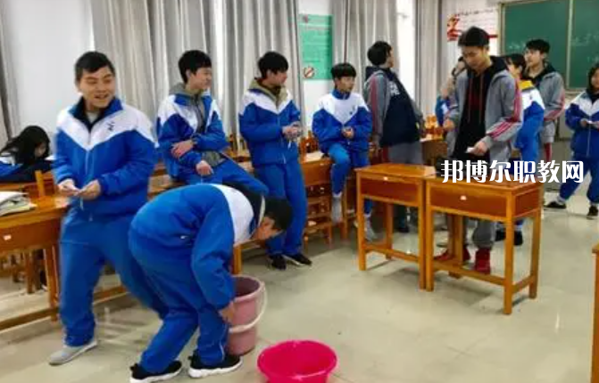 貴陽市經(jīng)濟(jì)貿(mào)易中等專業(yè)學(xué)校2022年學(xué)費(fèi)、收費(fèi)多少