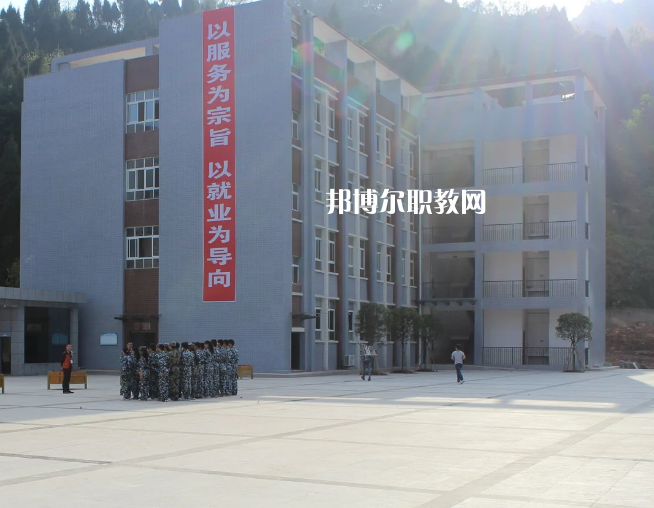 在填報學(xué)校之前應(yīng)該與學(xué)校的老師多多溝通，