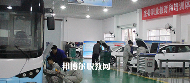 南京市公用事業(yè)技工學(xué)校地址在哪里，哪個(gè)地區(qū)，哪個(gè)城市?