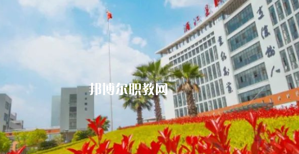 浦江縣職業(yè)技術學校招生計劃人數(shù)根據(jù)專業(yè)不同，計劃也是不同的，例如：幼兒保育招生40人，學前教育招生57人，普職融通招生150人，工藝美術招生150人，淘寶美工招生40人，等等，邦博爾小編為大家整理了浦江縣職業(yè)技術學校招生計劃人數(shù)詳細內(nèi)容，信息僅供參考，如有變動，以學校官方最新消息為準。  一、浦江縣職業(yè)技術學校招生計劃一覽表 二、浦江縣職業(yè)技術學校招生情況 1、浦江縣職業(yè)技術學校招生條件、要求  遵紀守法、熱愛勞動、文明禮貌、樸實誠信;  無疾病、無傳染病、無慢性病史、無犯罪史、無嚴重違紀史;  身體健康，學生品行端正。  2、浦江縣職業(yè)技術學校招生對象  招收應屆、歷屆初中畢業(yè)及以上文化程度的學生  三、浦江縣職業(yè)技術學校簡介 學校有全國職教名師、省特級教師、大師名家、省市教壇新秀、省技術能手、市學科帶頭人40多人。智慧校園管理系統(tǒng)、體育館、圖書館、電子閱覽室、校內(nèi)外實訓基地等，教學設施一應俱全。  學校設有浦江縣職業(yè)技能培訓中心和職業(yè)技能鑒定中心。  四、浦江縣職業(yè)技術學?？诒?校友評價：浦江縣職業(yè)技術學校辦學特色鮮明，教學設施一應俱全，為本地經(jīng)濟建設和社會發(fā)展培養(yǎng)高技能人才。  校友評價：浦江縣職業(yè)技術學校教學設備比較齊全，老師工作認真，領導班子心齊。