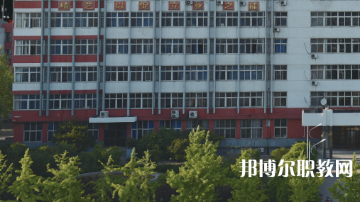 開灤技師學院招生計劃?每年學校在招生季節(jié)都會公布自己的招生計劃，那么學生們在對學校所進行選擇的時候，是可以具體看看一所學校的招生計劃，然后再看看學校所公布的招生要求是否是自己可以滿足的，從而決定對學校的報讀。  一、開灤技師學院招生計劃一覽表 二、開灤技師學院招生情況 1、開灤技師學院招生條件、要求  身高:1.55米以上。  體重:不低于50公斤，高限不超過標準體重的50%。  視力:裸眼視力左右均在4.7(含47)以上，砂眼左右無第二期三個“十”者，無色弱、色盲者。  耳病:無化膿性中耳炎者。  聽力:左右兩側(cè)均大于80%(包括80%分貝)。  鼻病:無萎縮性鼻炎及較重肥大性鼻炎者。  血壓:90mmHg<收縮壓<140mmHg、60mmHg<舒張壓<90mmHg  心臟:二級收縮期雜音以下和心率在90次/分以下者。  肺臟:無慢性支氣管炎 支氣管哮喘、肺結(jié)核、結(jié)核性胸膜炎等呼吸系統(tǒng)慢性病。  腹部無任何腫物和肝、脾不腫大者(肝大一公分以內(nèi)功能正常者除外)。  對紋身者,面部、頸部紋身直徑不超過2cm，著短裝身體其他裸露部位直徑不超過3cm。面部、頸部紋身直徑超過2cm或其他部位超過3cm的，不合格;如本人能夠積極處理，可視為合格。  輔助檢查、胸透、化驗正常者。  其他:無殘疾、無駝背、無畸形、無較重之扁平足或拇指外翻 無腿部或精索靜脈曲張者,無難治或面積較大之皮膚疾病,無痔或漏者，無疝氣者，無多發(fā)性淋巴腺腫大者，無較重慢性病者，無不適合招錄崗位所要求的身體條件者。  2、開灤技師學院招生對象  中考生和往屆生，  三、開灤技師學院簡介 學校服務河北省能源、裝備制造等傳統(tǒng)產(chǎn)業(yè)升級，服務京津冀產(chǎn)業(yè)智慧化水平提升的發(fā)展需求，瞄準河北省新興產(chǎn)業(yè)、現(xiàn)代服務業(yè)創(chuàng)新發(fā)展戰(zhàn)略，對接能源(煤炭)，裝備制造、現(xiàn)代服務業(yè)等產(chǎn)業(yè)設置專業(yè)，開設電氣自動化設備安裝與維修、煤礦技術、電子商務、計算機網(wǎng)絡技術等專業(yè)16個。  2020年突出發(fā)展現(xiàn)代服務業(yè)的要求，增設《幼兒教育》專業(yè)。經(jīng)過幾年發(fā)展，逐步形成“裝備制造業(yè)與現(xiàn)代服務業(yè)共同主導、傳統(tǒng)產(chǎn)業(yè)與新興產(chǎn)業(yè)雙輪驅(qū)動的發(fā)展格局”相適應的專業(yè)布局。  四、開灤技師學院口碑 校友評價：開灤技師學院地理位置優(yōu)越，交通十分方便。  校友評價：開灤技師學院畢業(yè)生就業(yè)前景光明。
