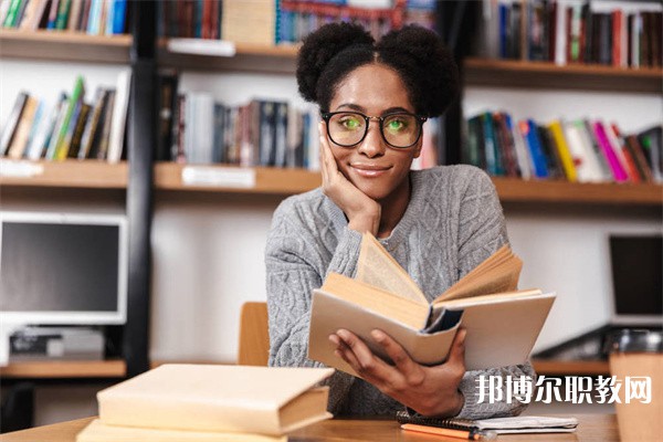 廣東哪里的中專學(xué)校能讀服裝設(shè)計(jì)與工藝(時尚產(chǎn)品服飾設(shè)計(jì))專業(yè)