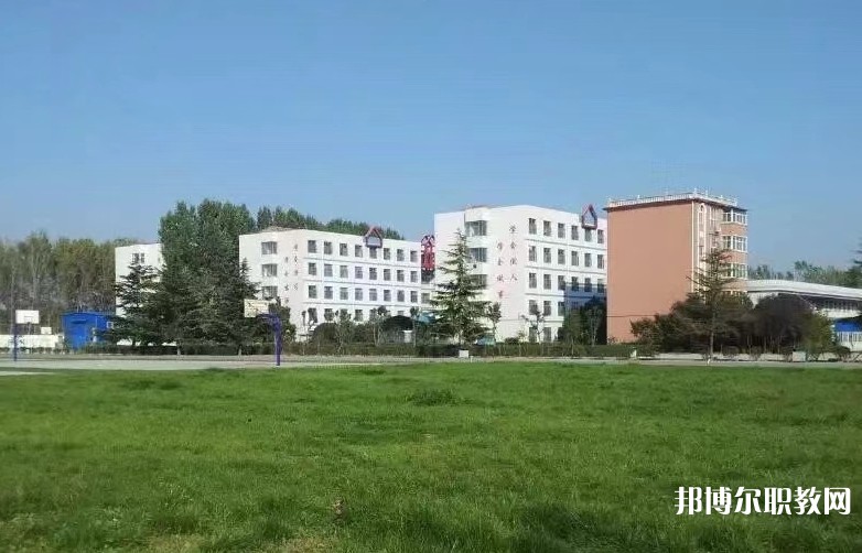 青島博愛成人中等專業(yè)學(xué)校地址，乘車路線