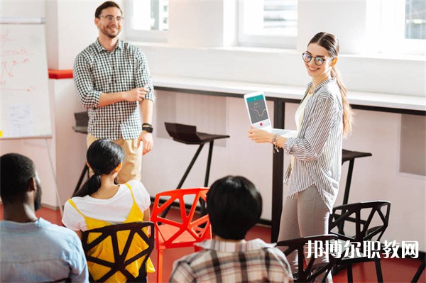 廣西哪里的中職學校能讀計算機應用(維修、文秘方向)專業(yè)