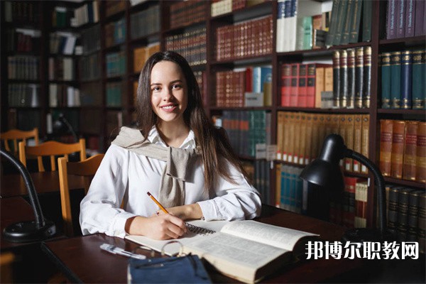 四川哪里的中職學(xué)校能讀旅游服務(wù)與管理（含導(dǎo)游、鐵路航空服務(wù)）專業(yè)
