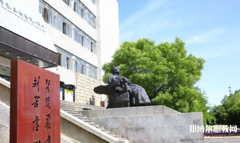 2025魯迅美術(shù)學(xué)院附屬中等美術(shù)學(xué)校招生計(jì)劃 招生人數(shù)是多少(附要求、條件、對(duì)象)