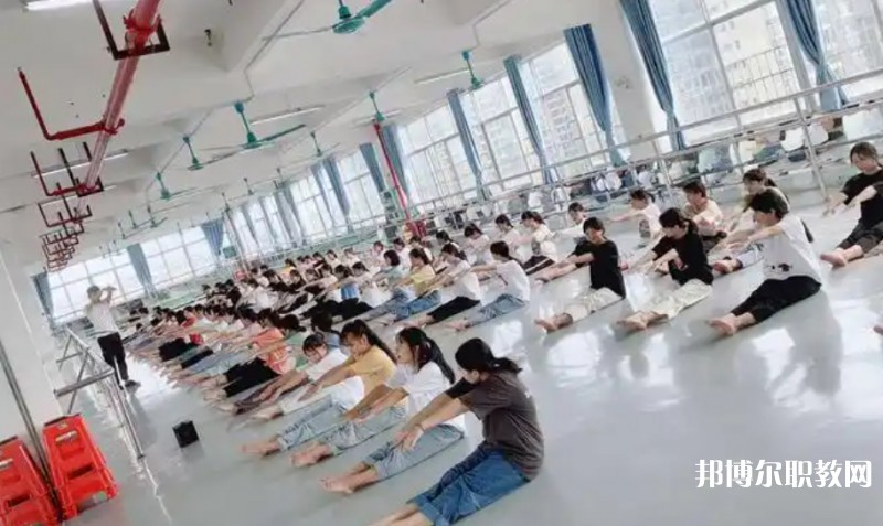 2025南寧商貿(mào)學(xué)校招生計(jì)劃 招生人數(shù)是多少(附要求、條件、對(duì)象)